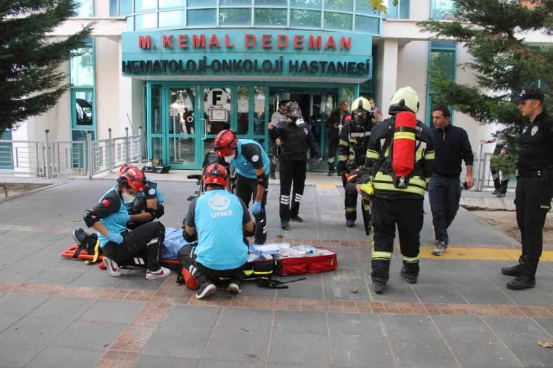 Erciyes Üniversitesi kampusunda deprem ve yangın tatbikatı sırasında tahliye ve müdahale çalışmaları