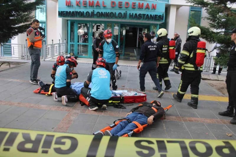 Erciyes Üniversitesi'nde AFAD başta olmak üzere kurum ve STK'ların katılımı ile deprem ve yangın tat