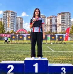 Erdem Koleji öğrencisi Defne Demirpençe Cumhuriyet Bayramı Okçuluk Turnuvası’nda şampiyonluk kupasıy