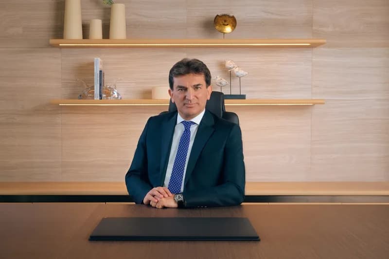 Erdemir ve İsdemir fabrikalarında üretim süreçlerini gösteren endüstriyel tesis görüntüsü