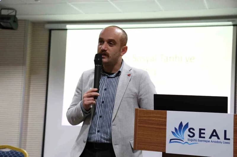 Erdoğan Altun, Akçaabat Söğütlü Esentepe Anadolu Lisesi'nde Filistin'de eğitim ve yaşam konulu programda konuşuyor