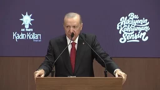 Cumhurbaşkanı Recep Tayyip Erdoğan AK Parti Kadın Kolları toplantısında konuşma yaparken
