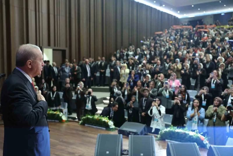 Cumhurbaşkanı Recep Tayyip Erdoğan, "Vesayetçilerin ördüğü tek tipçi duvarlar, AK Parti'yi ihya eden, bu hareketi inşa e