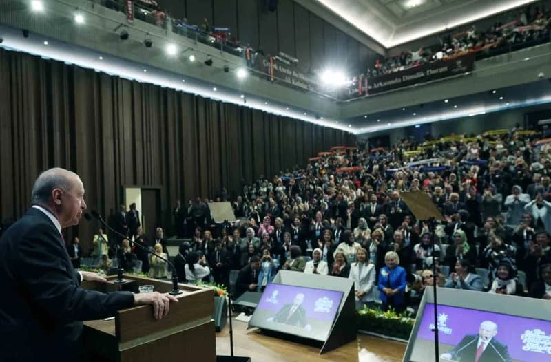 Cumhurbaşkanı Erdoğan, AK Parti Genel Merkez Kadın Kolları Başkanlığınca AK Parti Kongre Merkezi'nde düzenlenen İstanbul