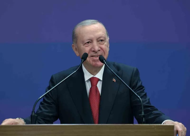 Erdoğan, "Geleceğimizin teminatı olan, pırıl pırıl evlatlarımızı büyüten toplumun temeli olan, aile yapımızı muhafaza ed