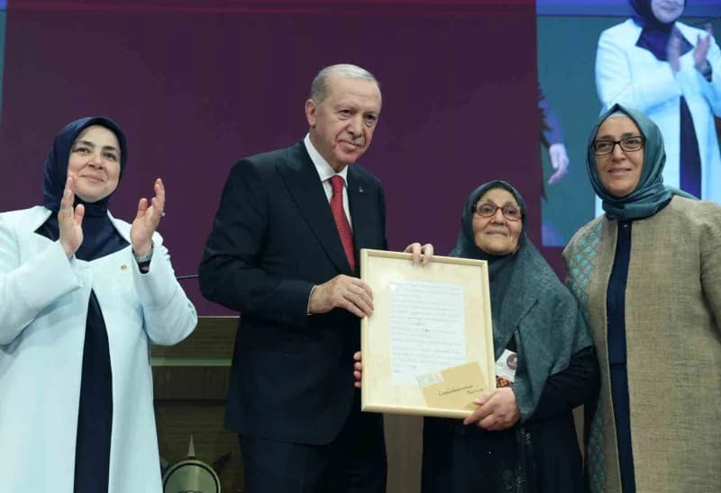 Ayrıca programın sonunda Cumhurbaşkanı Erdoğan'ın eşi Emine Erdoğan'ın teşrifleriyle yürütülen okuma yazma çalışmaları k