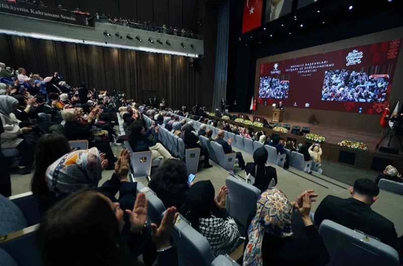 Cumhurbaşkanı Recep Tayyip Erdoğan AK Parti Kadın Kolları toplantısında konuşma yaparken