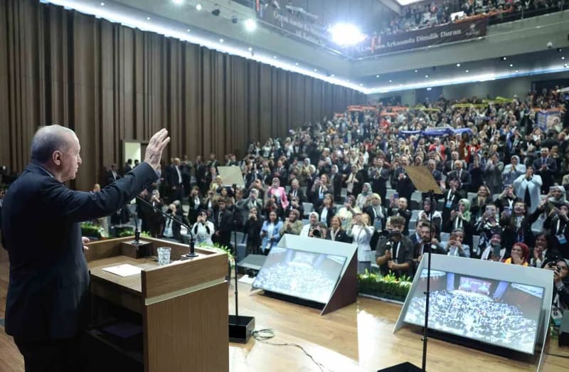 Cumhurbaşkanı Erdoğan, AK Parti Kadın üye sayısının bugün itibarıyla 6 milyon 214 bini geride bıraktığını dile getirerek