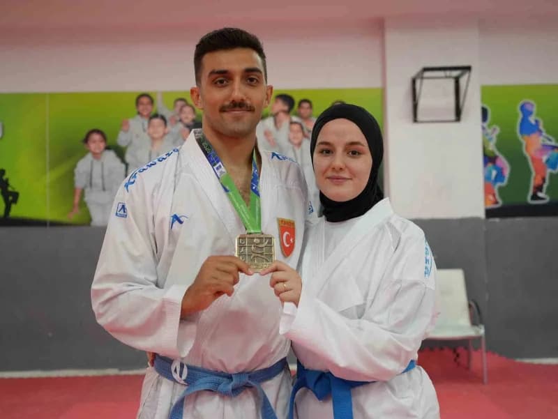 Eren Akkurt ve eşi Dilara Nur Akkurt