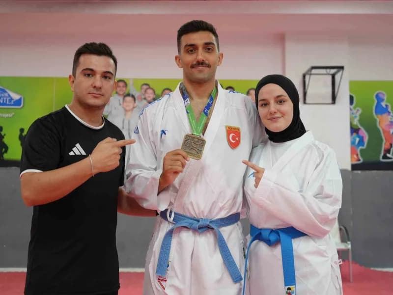 (Soldan sağa) Antrenör Murat Batuhan Kozan, Eren Akkurt, Dilara Nur Akkurt