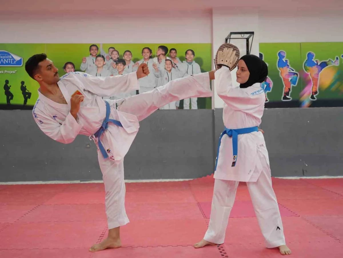 Eren Akkurt ve eşi Gaziantep'te karate antrenmanı yaparken