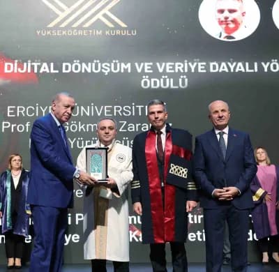 Erciyes Üniversitesi Kurumsal Büyük Veri Analitiği Platformu ödül töreninde Cumhurbaşkanı Erdoğan tarafından ödül alıyor