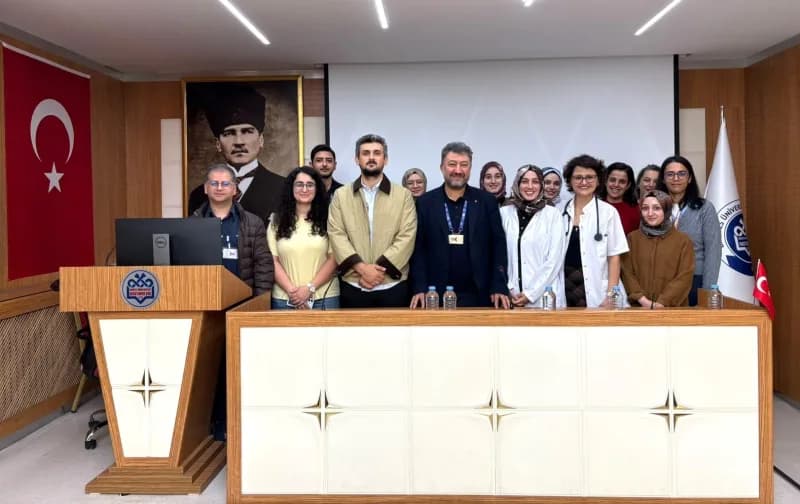 Erciyes Üniversitesi Hastanesi'nde Dünya Artrit Günü etkinliği sırasında konuşma yapan doktorlar