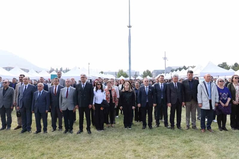 Erciyes Üniversitesi Marianne Molu Amfi’de düzenlenen Yolum Erciyes temalı Evim Kampüs etkinliğinde öğrenciler ve akadem