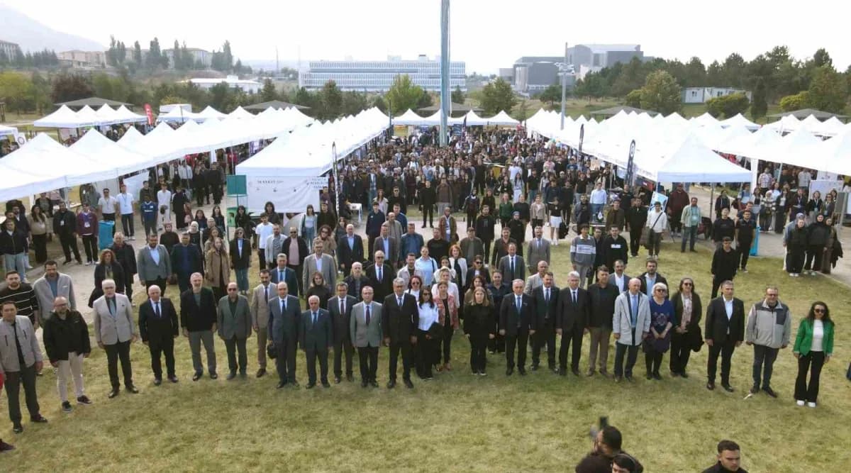 Erciyes Üniversitesi (ERÜ) tarafından öğrenci kulüplerinin katılımları ile düzenlenen ‘evim Kampüs’ etkinlikleri ‘yolum