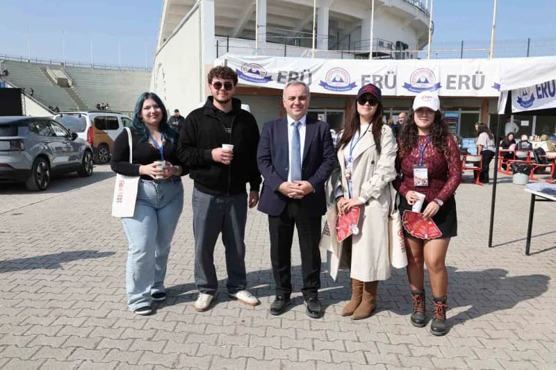Erciyes Üniversitesi (ERÜ) tarafından öğrenci kulüplerinin katılımları ile düzenlenen ‘evim Kampüs’ etkinlikleri ‘yolum