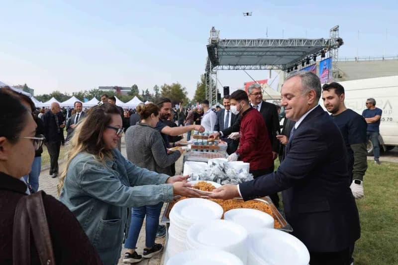 Erciyes Üniversitesi (ERÜ) tarafından öğrenci kulüplerinin katılımları ile düzenlenen ‘evim Kampüs’ etkinlikleri ‘yolum