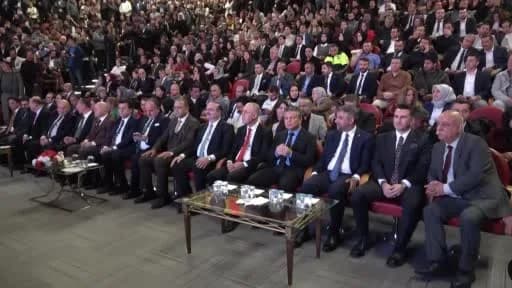 Erzurum’da düzenlenen bilirkişilik yemin töreninde yaklaşık 1500 bilirkişi yemin ederken, yetkililer konuşmalar yapıyor