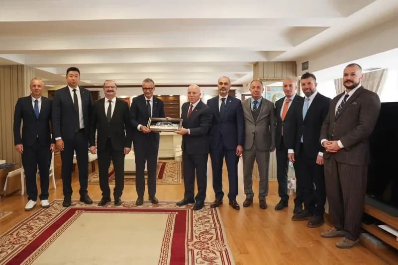 Uluslararası Üniversite Sporları Federasyonu (FISU) CEO’su Matthias Remund, FISU Spor Koordinatörü Shen Zhen ve FISU Kış