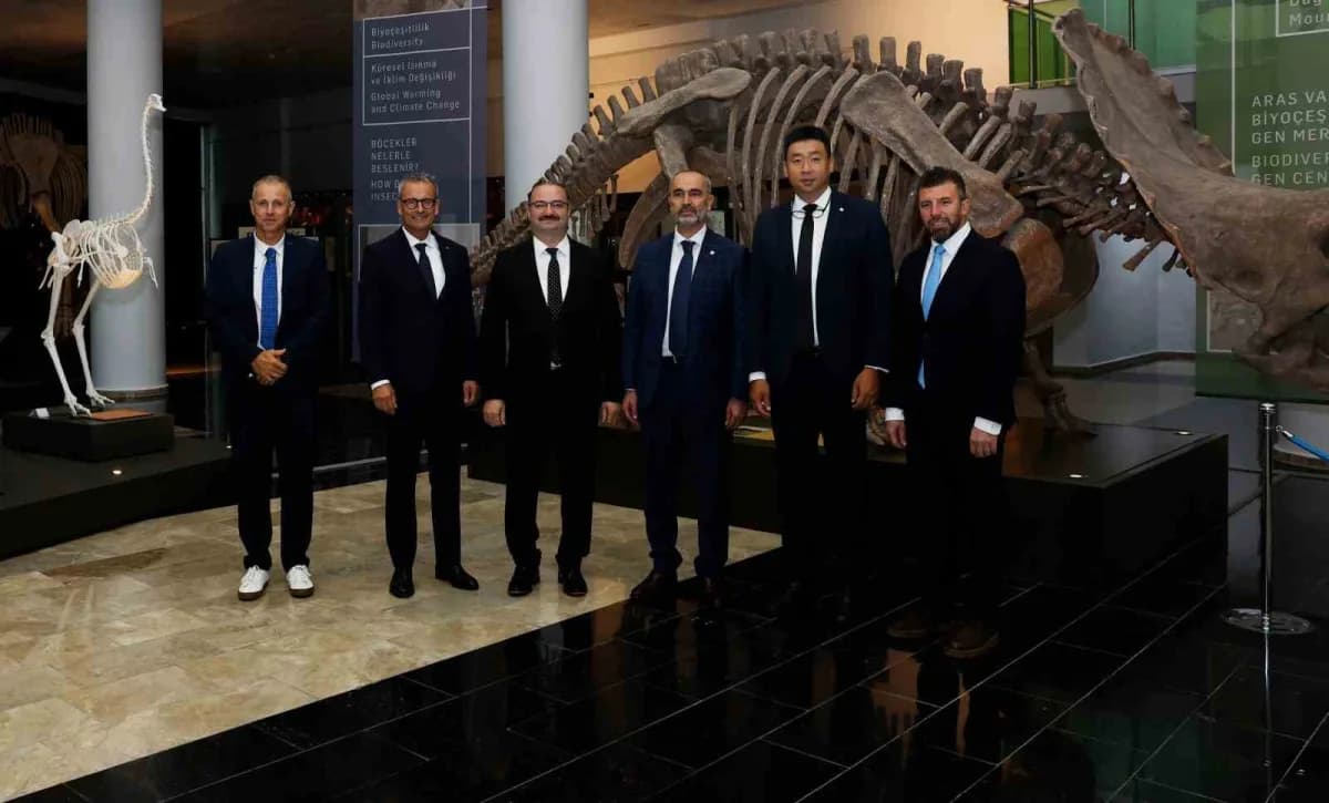 Uluslararası Üniversite Sporları Federasyonu (FISU) CEO’su Matthias Remund, FISU Spor Koordinatörü Shen Zhen ve FISU Kış