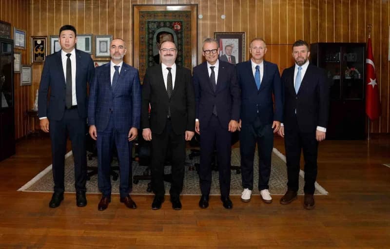 Uluslararası Üniversite Sporları Federasyonu (FISU) CEO’su Matthias Remund, FISU Spor Koordinatörü Shen Zhen ve FISU Kış
