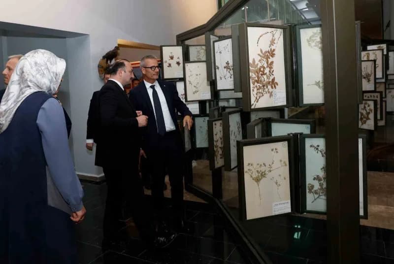 Uluslararası Üniversite Sporları Federasyonu (FISU) CEO’su Matthias Remund, FISU Spor Koordinatörü Shen Zhen ve FISU Kış