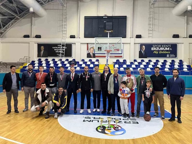 Erzurum'da 4. Kamu Spor Oyunları 3X3 Basketbol Turnuvası şampiyonu İl Emniyet Müdürlüğü takımı madalya ve kupa töreninde