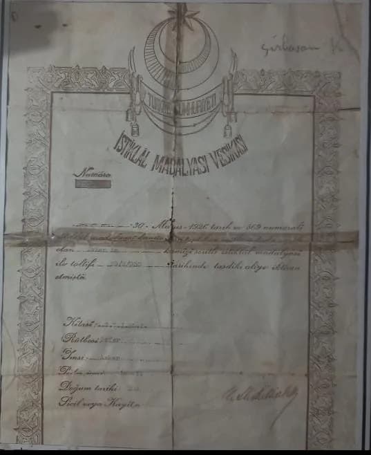 Erzurum’da kırmızı şeritli İstiklal Madalyası ve dönemin Millî Savunma Bakanı Abdülhalik Renda’nın i