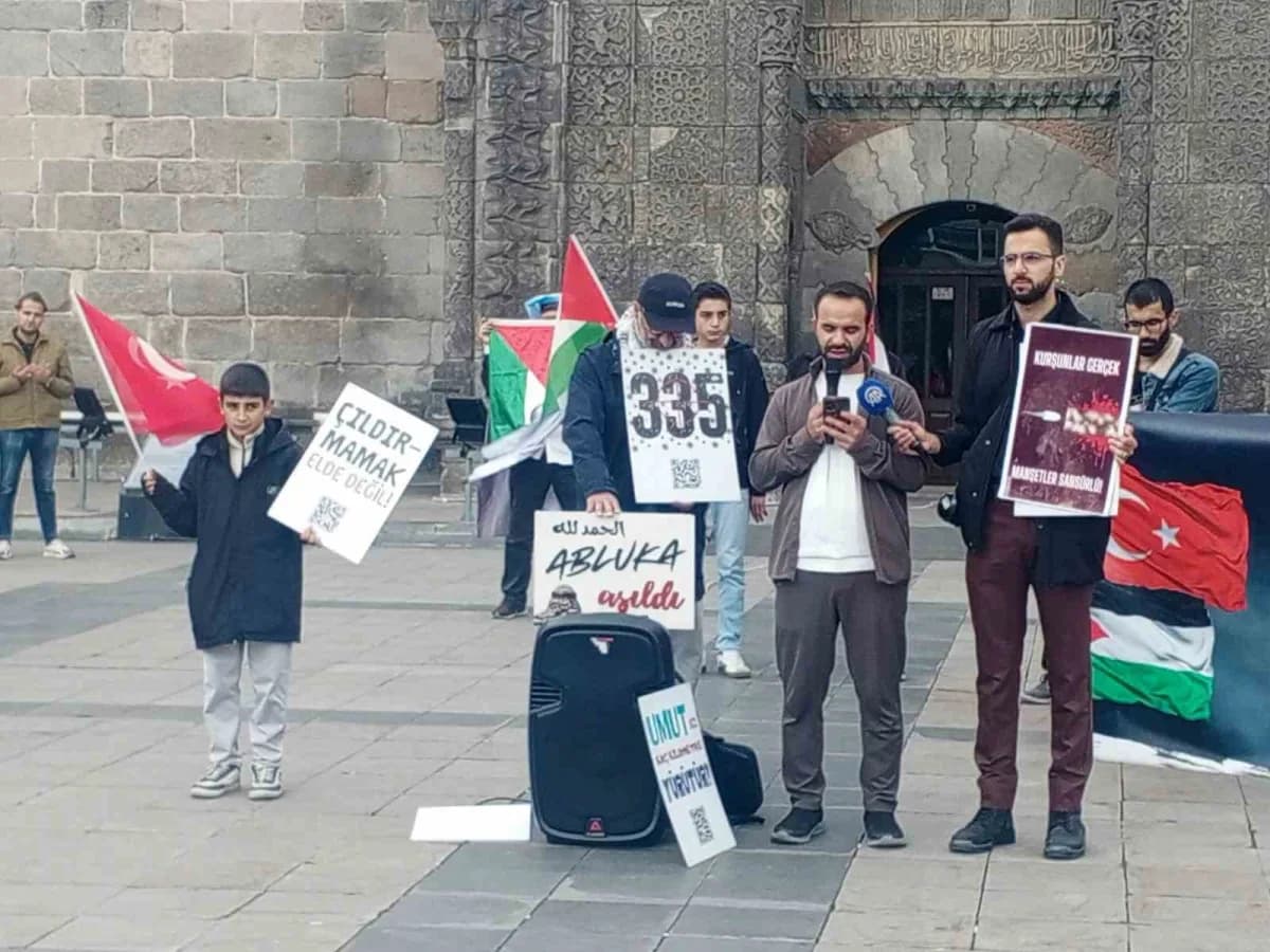 Erzurum’da hekimler, sağlık çalışanları ve vatandaşlar, İsrail’in Gazze’ye yönelik saldırılarını protesto etmek amacıyla