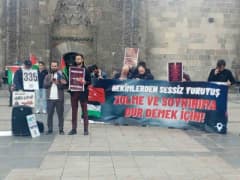 Erzurum’da sağlık çalışanları ve vatandaşlar Gazze için sessiz yürüyüşte yürürken Filistin bayrakları taşıyor
