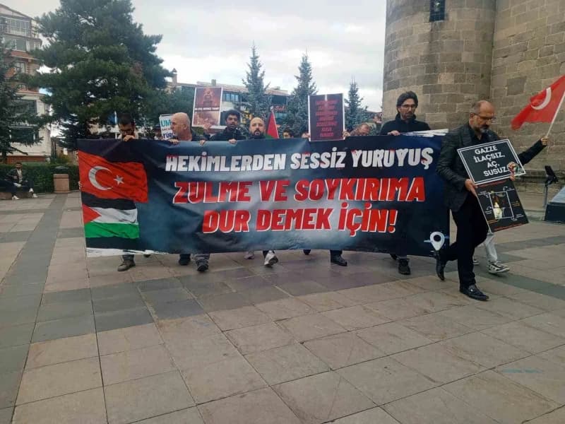 Erzurum’da hekimler, sağlık çalışanları ve vatandaşlar, İsrail’in Gazze’ye yönelik saldırılarını protesto etmek amacıyla