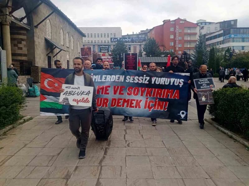 Erzurum’da hekimler, sağlık çalışanları ve vatandaşlar, İsrail’in Gazze’ye yönelik saldırılarını protesto etmek amacıyla