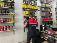 Erzurum’da gıda denetimi yapan Tarım ve Orman Müdürlüğü ekipleri işletmeleri kontrol ediyor