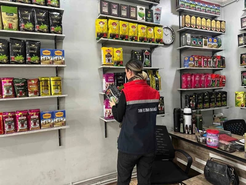 Erzurum’da gıda denetimi yapan Tarım ve Orman Müdürlüğü ekipleri işletmeleri kontrol ediyor