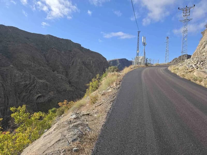Erzurum Büyükşehir Belediyesi, İspir ilçesindeki zorlu coğrafi koşullara rağmen kırsal mahallelerdeki yol yapım ve asfal