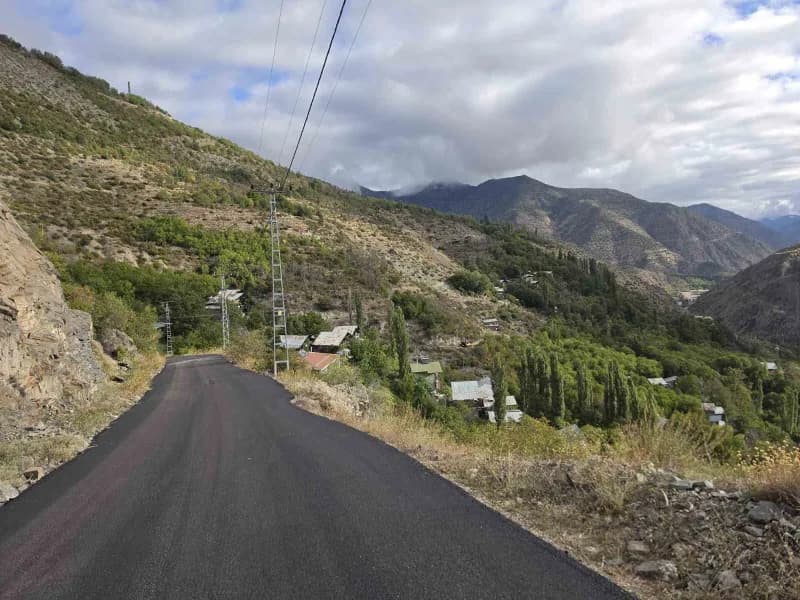 Erzurum Büyükşehir Belediyesi, İspir ilçesindeki zorlu coğrafi koşullara rağmen kırsal mahallelerdeki yol yapım ve asfal