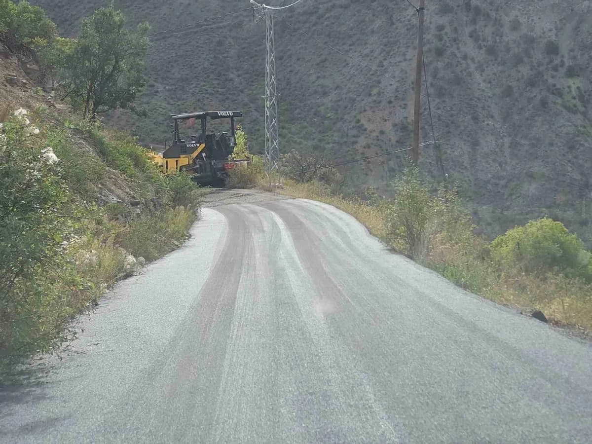 Erzurum İspir Yedigöller Grup Yolunda asfaltlama çalışmaları ve kırsal mahalle yolları
