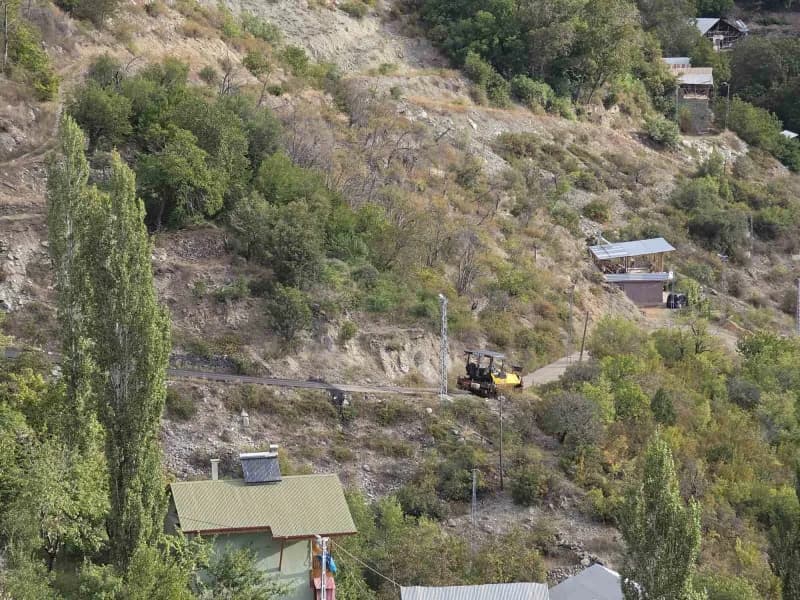 Erzurum Büyükşehir Belediyesi, İspir ilçesindeki zorlu coğrafi koşullara rağmen kırsal mahallelerdeki yol yapım ve asfal