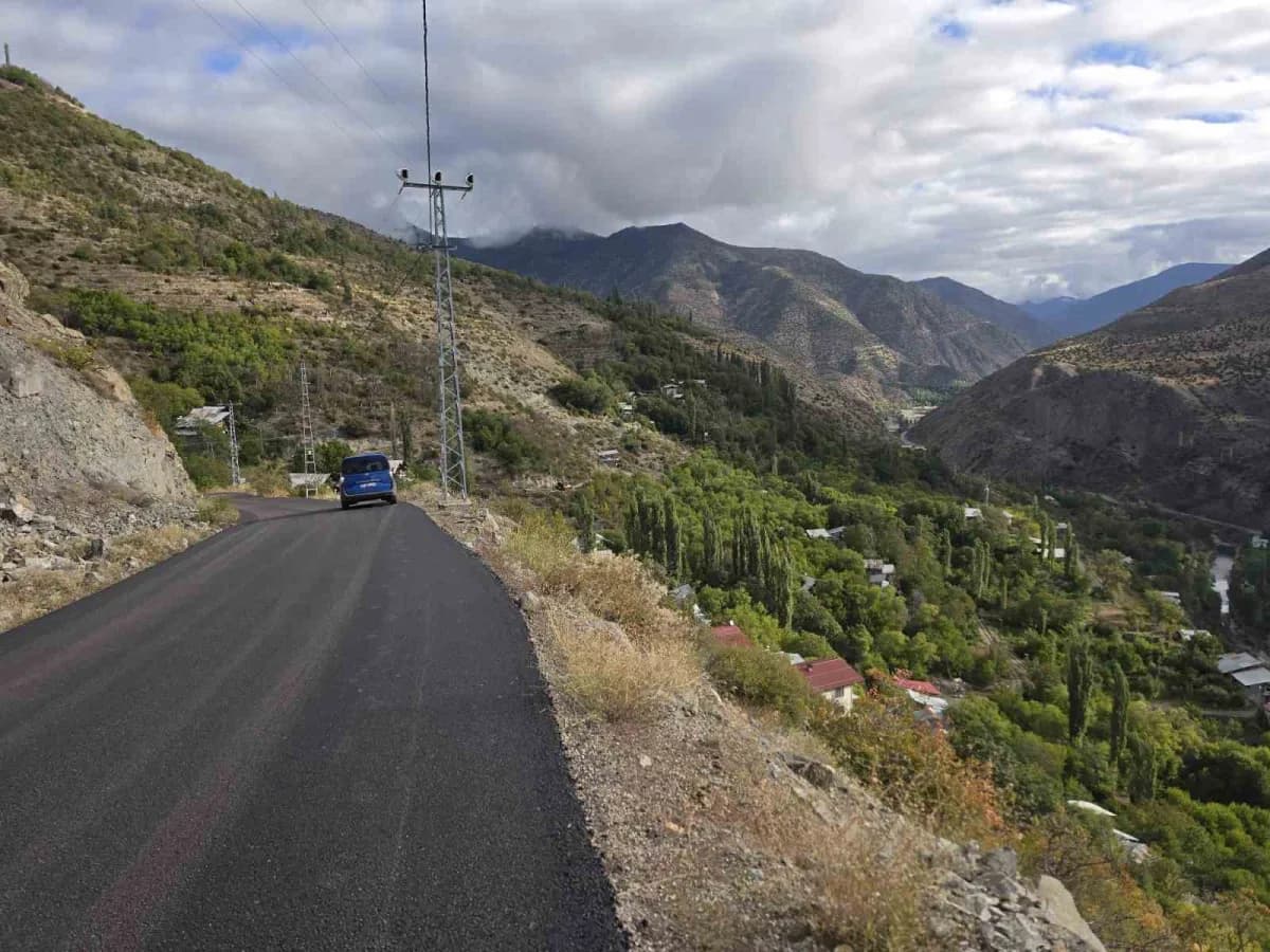 Erzurum Büyükşehir Belediyesi, İspir ilçesindeki zorlu coğrafi koşullara rağmen kırsal mahallelerdeki yol yapım ve asfal