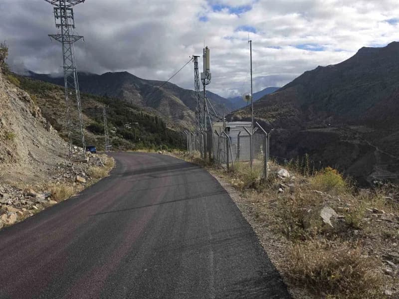 Erzurum Büyükşehir Belediyesi, İspir ilçesindeki zorlu coğrafi koşullara rağmen kırsal mahallelerdeki yol yapım ve asfal