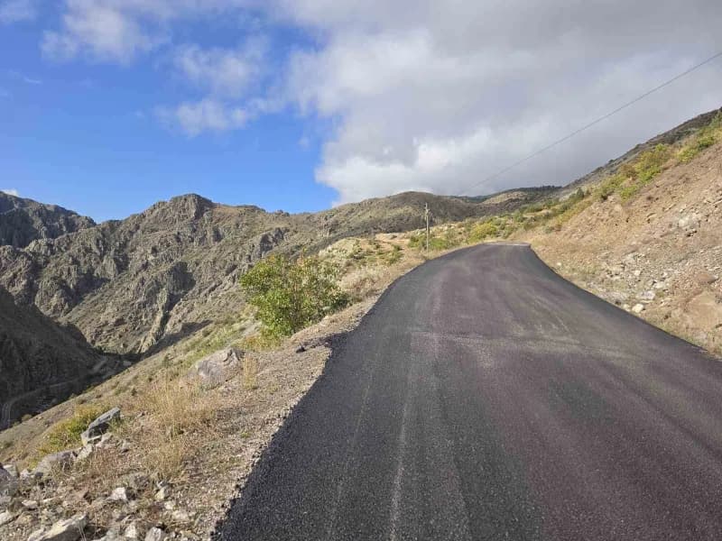 Erzurum Büyükşehir Belediyesi, İspir ilçesindeki zorlu coğrafi koşullara rağmen kırsal mahallelerdeki yol yapım ve asfal