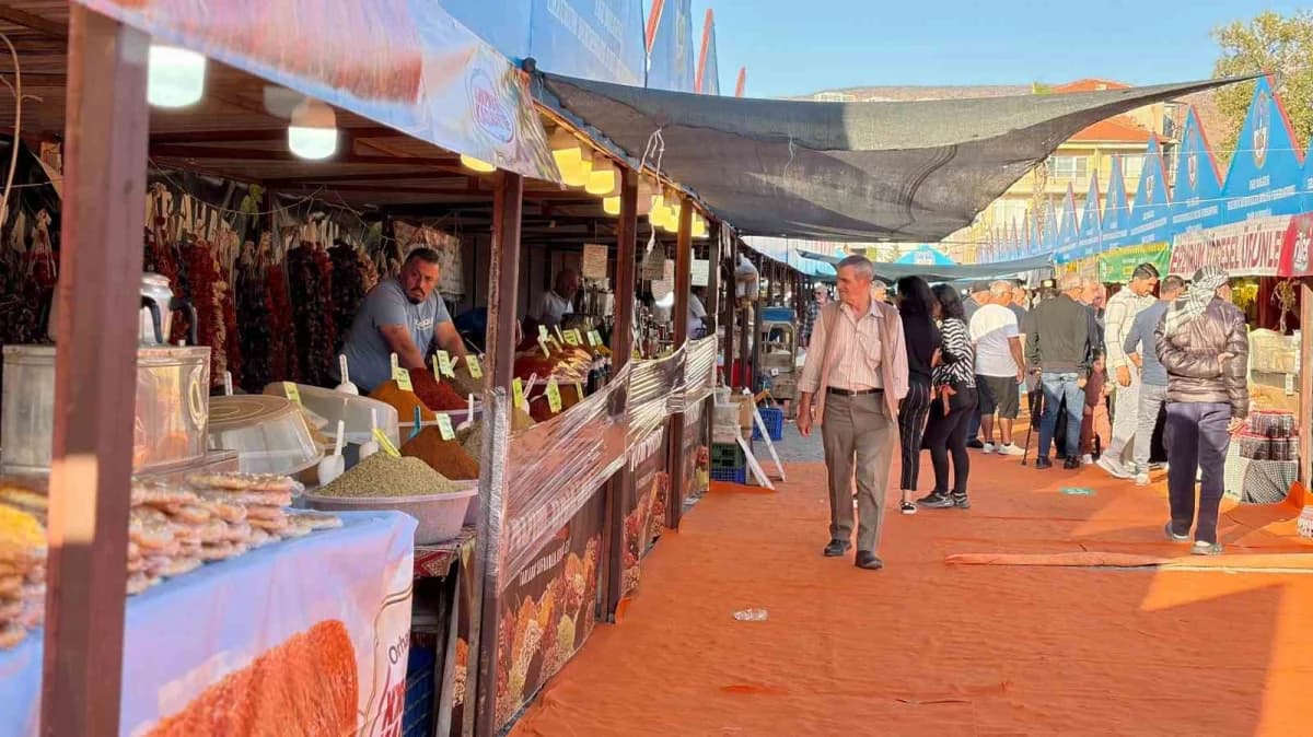 İzmir’de Ege Bölgesi Erzurum Dernekler Birliği Federasyonu tarafından düzenlenen 'Erzurum Tanıtım Günleri' başladı.