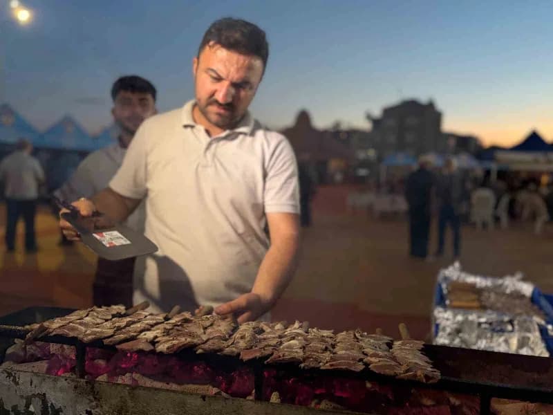 İzmir'de düzenlenen ‘Erzurum Tanıtım Günleri', Erzurum'un kültürünü ve yöresel lezzetlerini Egelilerle buluşturdu.