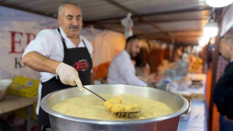 İzmir'de düzenlenen ‘Erzurum Tanıtım Günleri', Erzurum'un kültürünü ve yöresel lezzetlerini Egelilerle buluşturdu.