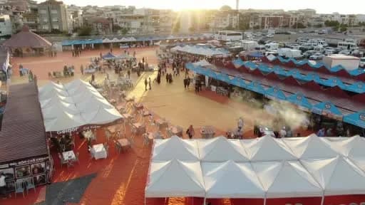 İzmir’de düzenlenen Erzurum Tanıtım Günleri etkinliğinde yöresel lezzetler ve kültürel gösteriler sunuluyor