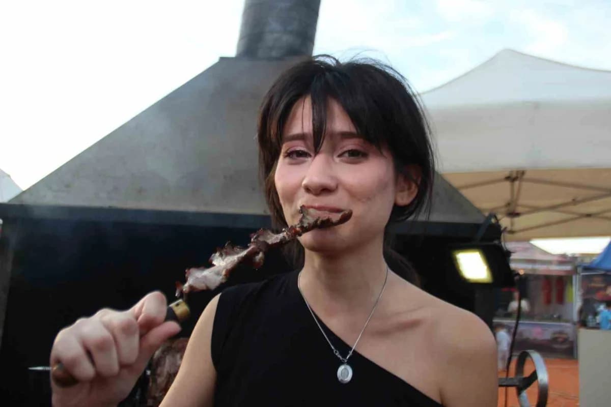 Festivalde Erzurum’un yöresel lezzetlerinden cağ kebabına yoğun ilgi gösterildi.