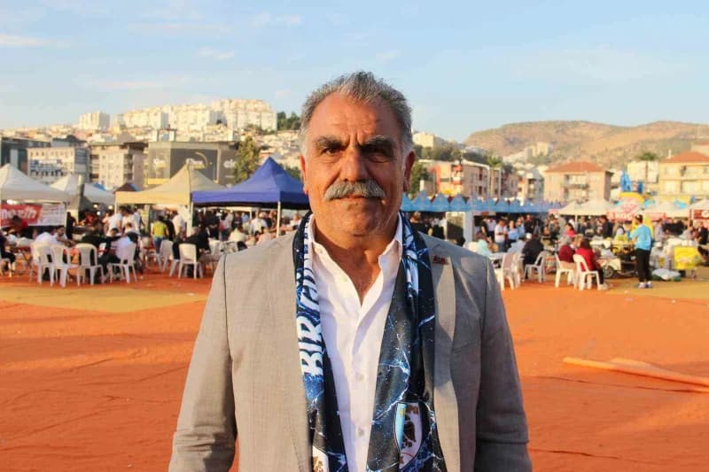 İzmir’de düzenlenen Erzurum Tanıtım Günleri festivalinde kalabalık ziyaretçi grubu ve yöresel lezzetler