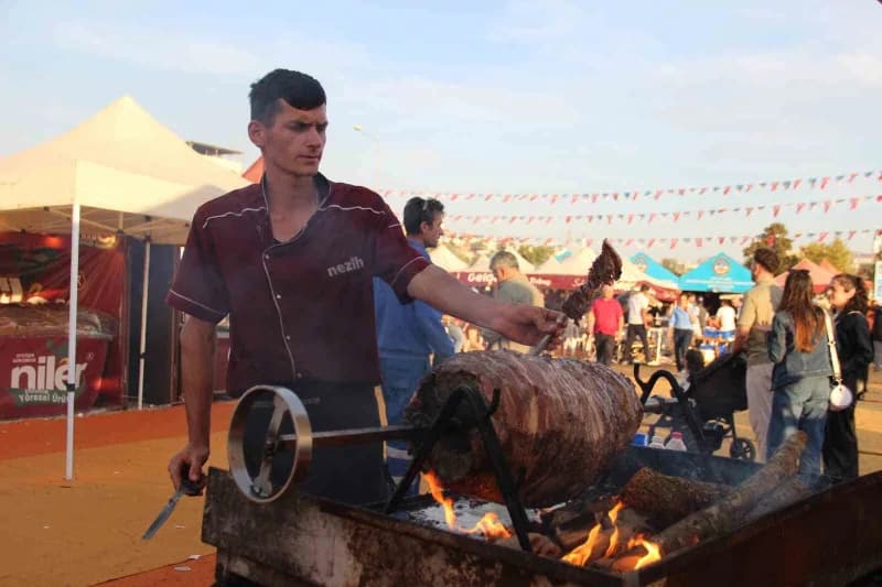 Festivalde Erzurum’un yöresel lezzetlerinden cağ kebabına yoğun ilgi gösterildi.