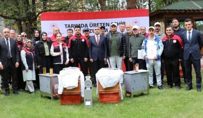 Erzurum İl Tarım ve Orman Müdürlüğü yetkilileri arıcılık ve tarım projelerini yerinde inceliyor