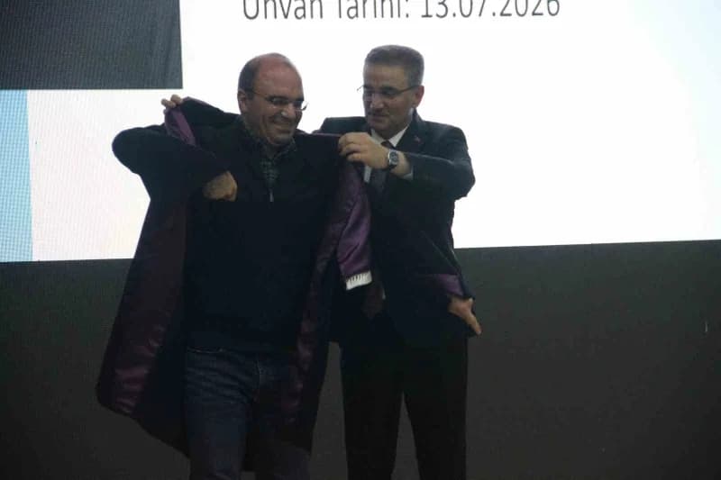 Doçentlikten profesörlüğe yükselen ETÜ akademisyenleri için cübbe giyme Töreni düzenlendi.